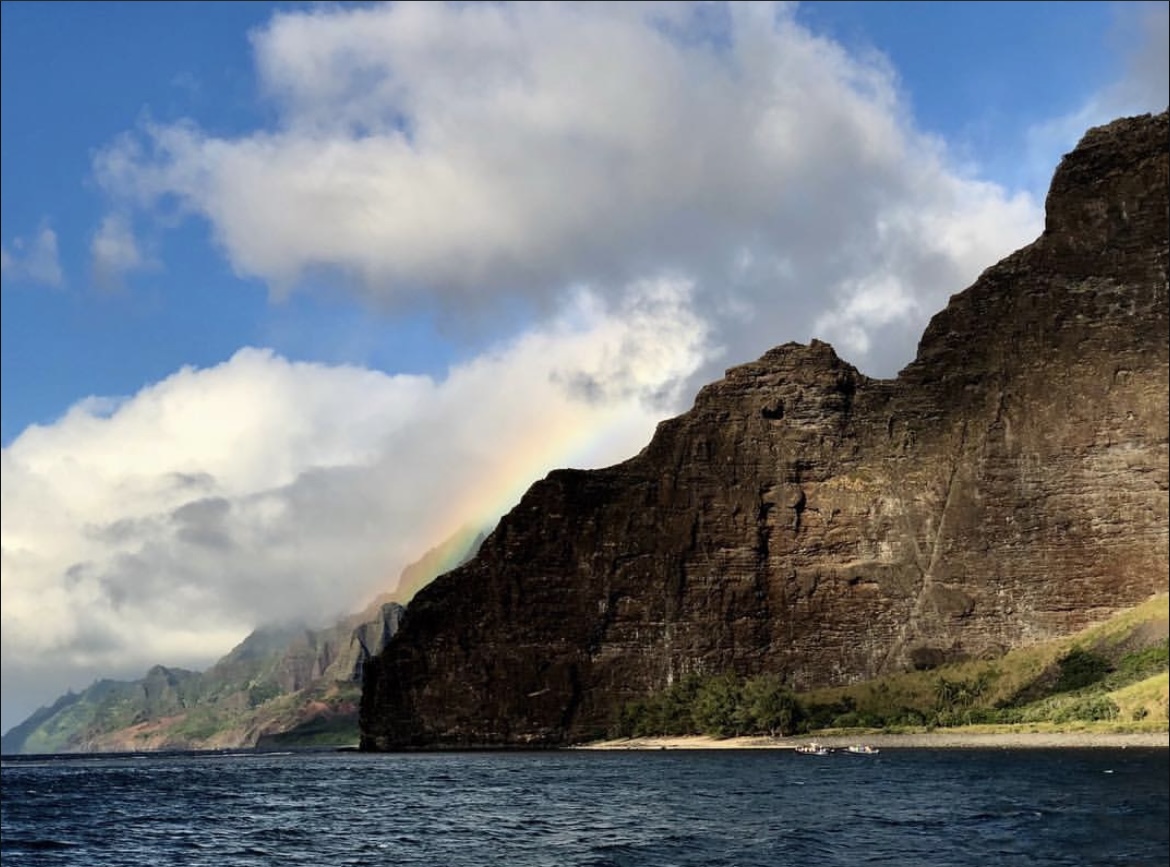 Rainbow along the Hawaiian cliff coast of Nā Pali in Kauai, Hawaii.
