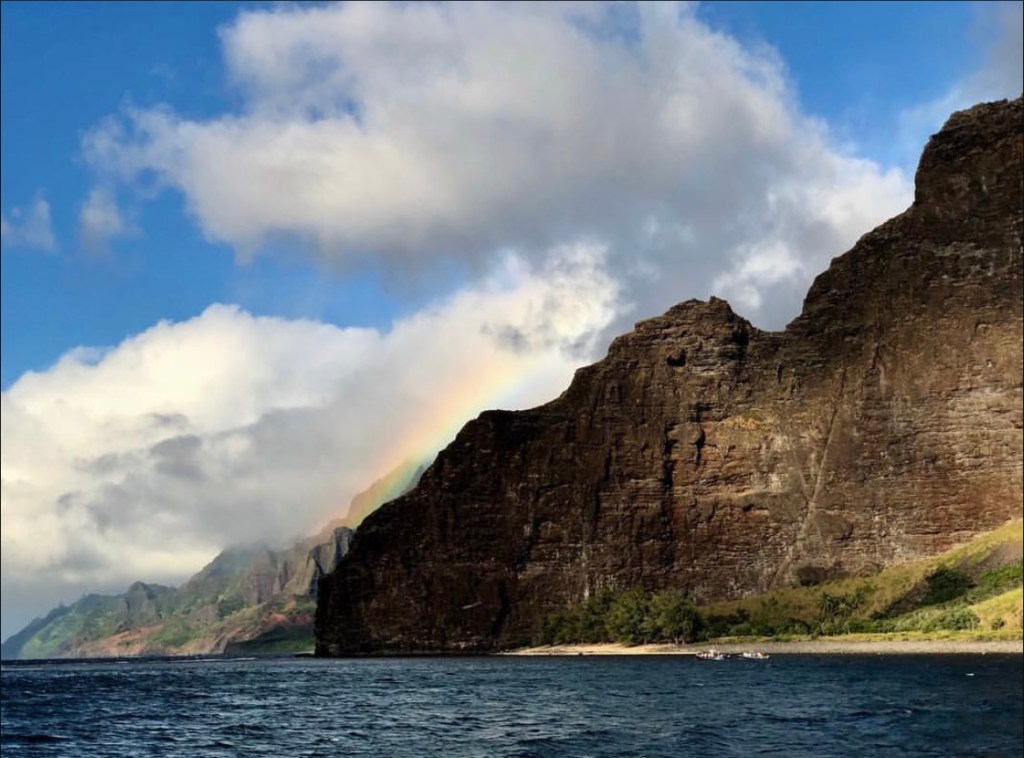 Rainbow along the Hawaiian cliff coast of Nā Pali in Kauai, Hawaii